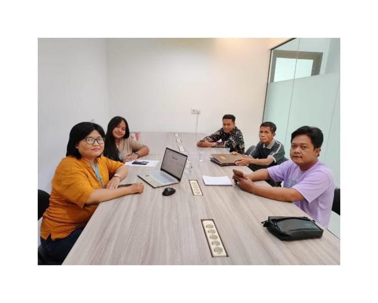 Rapat koordinasi tim Pijar Legal bersama klien di ruang meeting